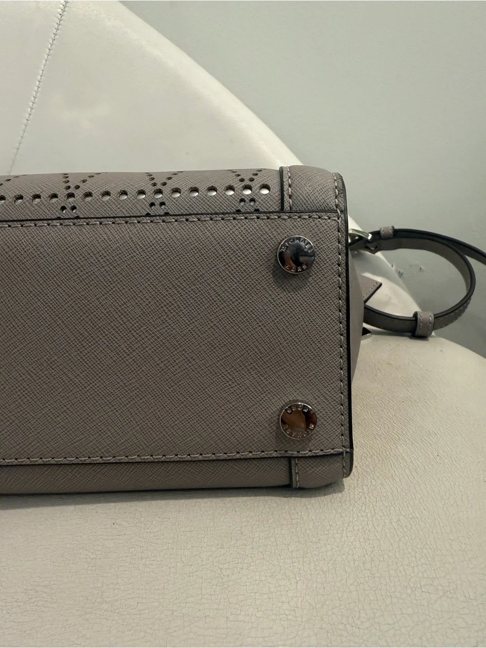 Michael Kors Small Tina Top Zip Messenger In Saffiano Leather Sachel: Pearl Grey